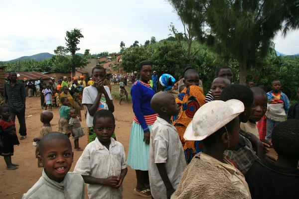 Dr congo - 2. November: Flüchtlinge überqueren die Grenze vom dr congo nach Uganda bei — Stockfoto