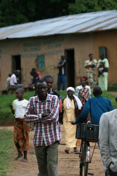 DR CONGO - NOV 2ND: Rifugiati attraversano dalla Repubblica Democratica del Congo in Uganda a — Foto Stock