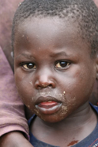 Dr congo - 2. November: Flüchtlinge überqueren die Grenze vom dr congo nach Uganda bei — Stockfoto