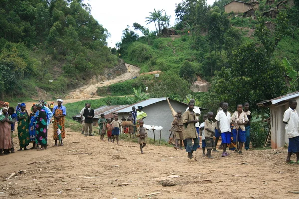DR CONGO - NOV 2D: Беженцы пересекают границу из DR Congo в Уганду в — стоковое фото