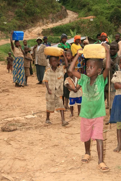 DR CONGO - NOV 2ND: Refugiados cruzan de la RD del Congo a Uganda en —  Fotos de Stock