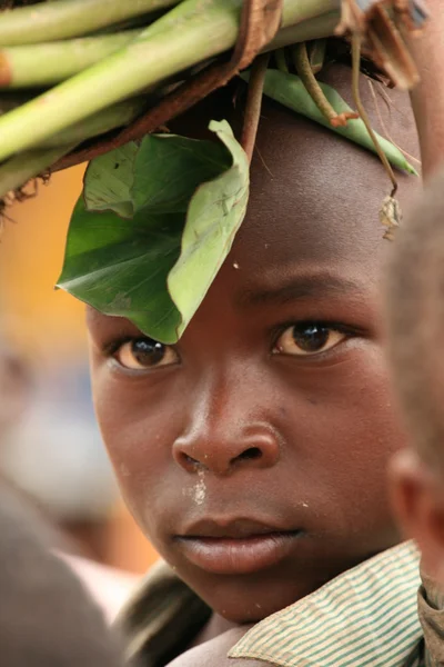 DR CONGO - marraskuu 2ND: Pakolaiset ylittävät Kongon demokraattisen tasavallan Ugandaan — kuvapankkivalokuva