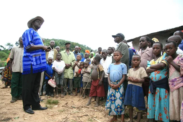 DR CONGO - NOV 2ND: refugiados atravessam da República Democrática do Congo para Uganda em — Fotografia de Stock