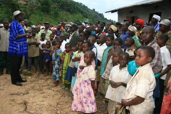 DR CONGO - NOV 2ND : Refugees cross from DR Congo into Uganda at — Stock Photo, Image