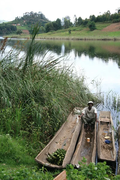 Muž v Africe jezero bunyoni - uganda, loď — Stock fotografie