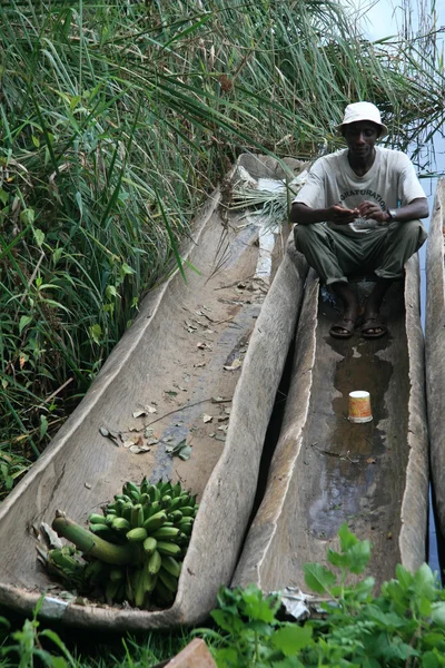Mannen i båten lake bunyoni - uganda, Afrika — Stockfoto