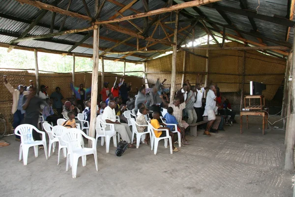Multidão assistindo Futebol em Uganda, África — Fotografia de Stock