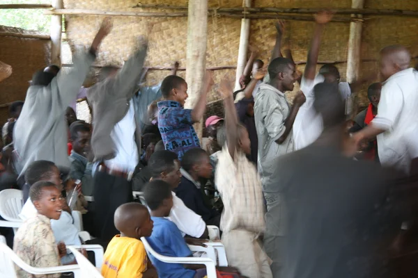 Tłum, oglądanie piłki nożnej w Ugandzie, Afryka — Zdjęcie stockowe