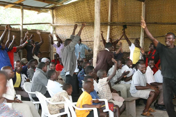 Multitud viendo fútbol en Uganda, África —  Fotos de Stock