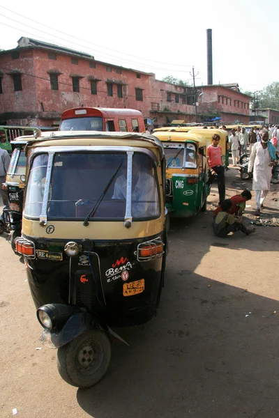 Rickshaw na cidade movimentada, Agra, Índia — Fotografia de Stock