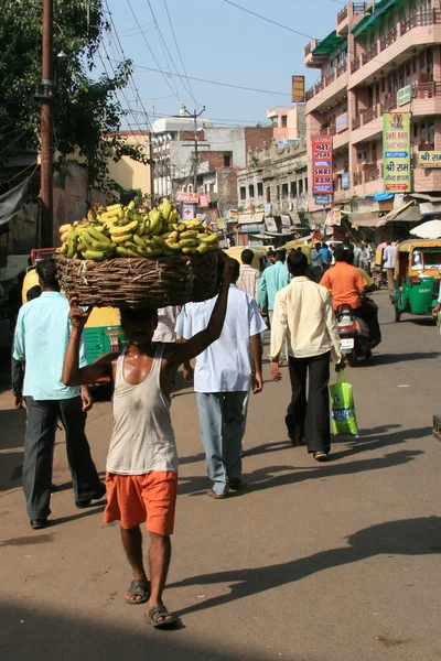 Transporterar bananer på huvudet - agra, Indien — Stockfoto