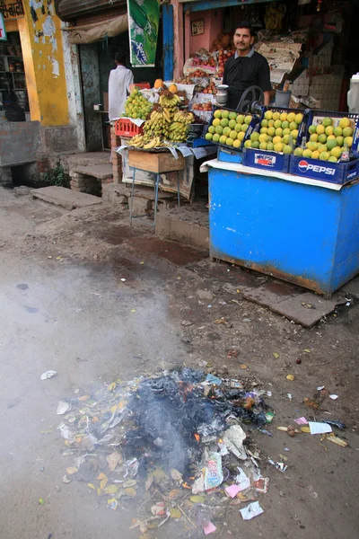 Quemadura de fuego frente al mercado - Agra, India — Foto de Stock