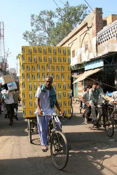 Carico pesante sul ciclo Rickshaw - Agra, India — Foto Stock