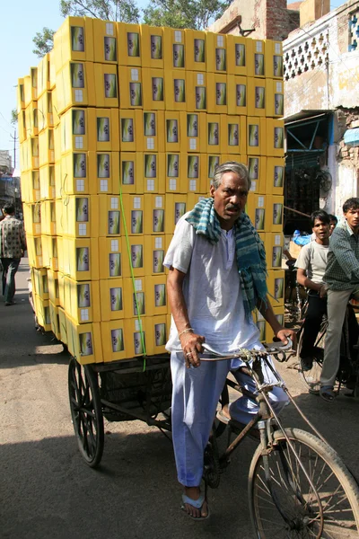 Ciężki ładunek na cyklu Riksza - agra, Indie — Zdjęcie stockowe
