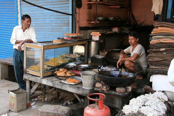 Chef em restaurante barato - Agra, Índia — Fotografia de Stock