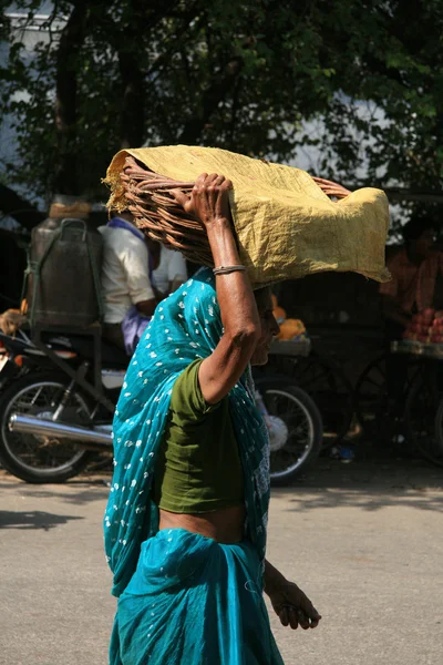 Korb auf dem Kopf, alte Dame - agra, india — Stockfoto