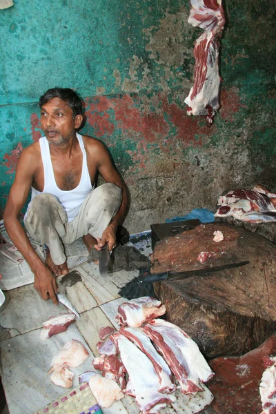 Homem cortando carne crua, açougueiro - Agra, Índia — Fotografia de Stock