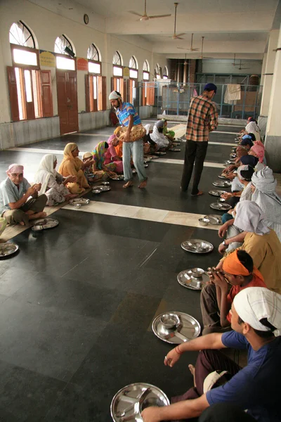 Indios comiendo en el piso de Golden Temple —  Fotos de Stock