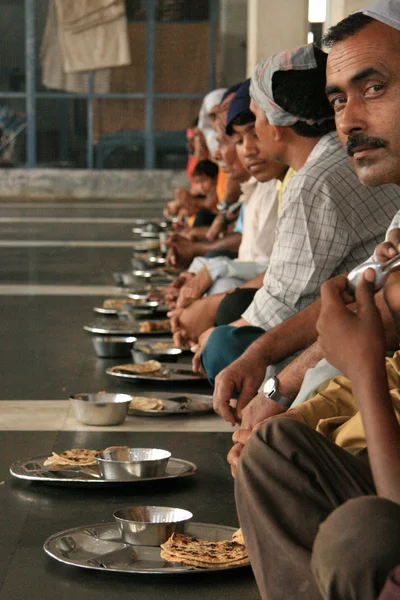Indové jíst na podlaze v golden temple — Stock fotografie
