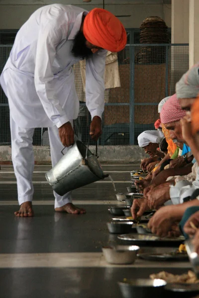 Indiani che mangiano sul pavimento al Tempio d'Oro — Foto Stock