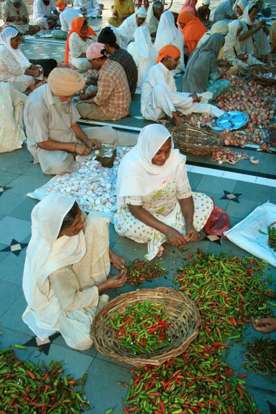Cocinar en el Templo Dorado, India — Foto de Stock