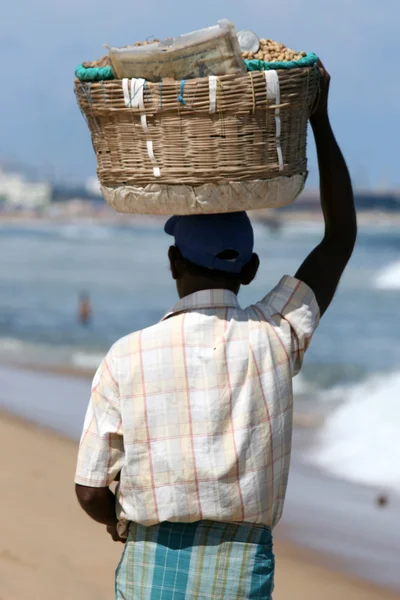 Mand op hoofd - marina beach, chennai, india — Stockfoto