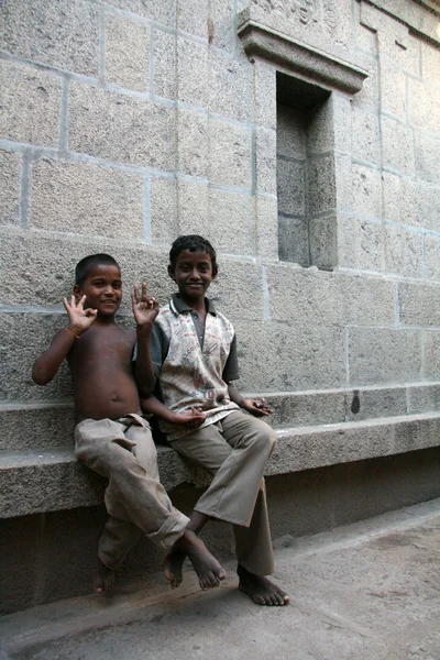 印度男孩-kapaleeshwar 寺、 钦奈、 印度 — 图库照片