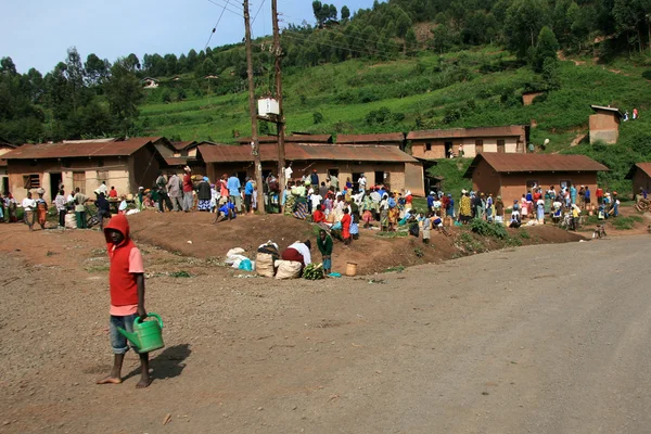 Slingrande väg ledande genom kisoro - uganda, Afrika — Stockfoto