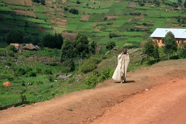 Εκκαθάριση δρόμο οδηγεί μέσω kisoro - Ουγκάντα, Αφρική — Φωτογραφία Αρχείου