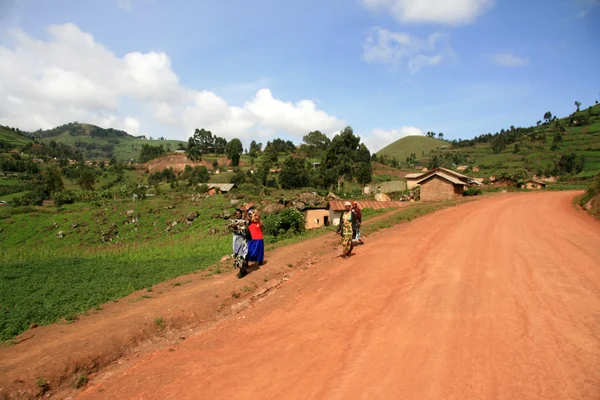 Camino sinuoso que conduce a través de Kisoro Uganda, África —  Fotos de Stock