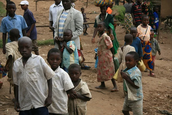 DR CONGO - NOV 2ND: Rifugiati attraversano dalla Repubblica Democratica del Congo in Uganda a — Foto Stock
