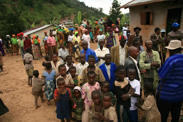 DR CONGO - NOV 2D: Беженцы пересекают границу из DR Congo в Уганду в — стоковое фото