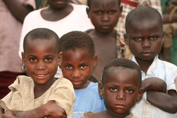 Dr congo - 2. November: Flüchtlinge überqueren die Grenze vom dr congo nach Uganda bei — Stockfoto