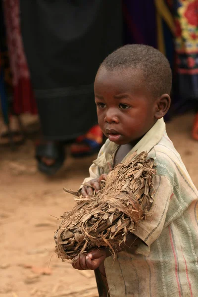 刚果民主共和国-11 月 2 日: 难民交叉从刚果到在乌干达 — 图库照片