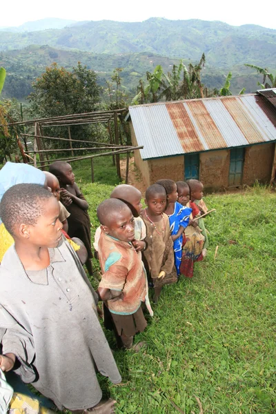 Κονγκό - 2η Νοεμβρίου: Πρόσφυγες σταυρό από το Κονγκό στην Ουγκάντα, στο — Φωτογραφία Αρχείου