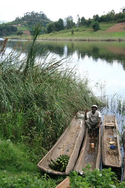 Człowiek w łodzi jezioro bunyoni - uganda, Afryka — Zdjęcie stockowe