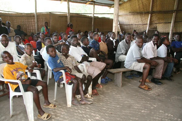 Multitud viendo fútbol en Uganda, África —  Fotos de Stock