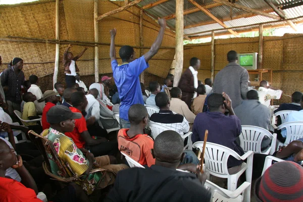 Multidão assistindo Futebol em Uganda, África — Fotografia de Stock