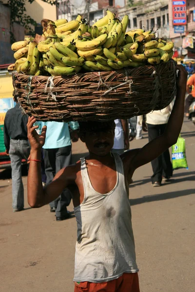 Porter des bananes sur la tête - Agra, Inde — Photo