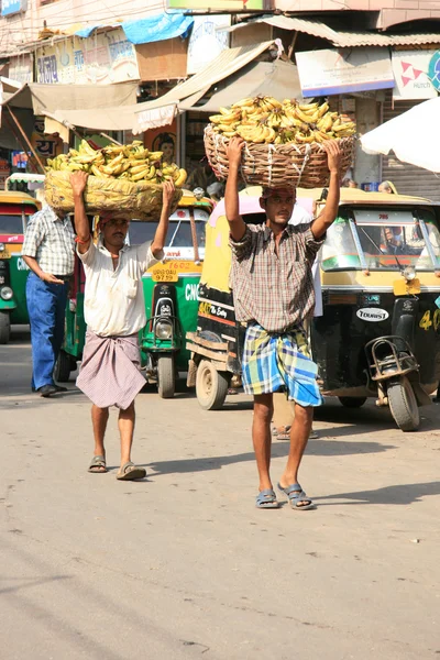 Μεταφέρουν τις μπανάνες στο κεφάλι - Άγκρα, Ινδία — Φωτογραφία Αρχείου