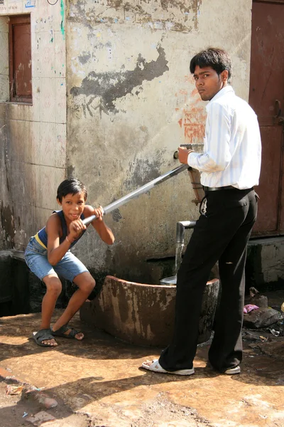 Bombeo Pozo de agua local, Agra, India — Foto de Stock