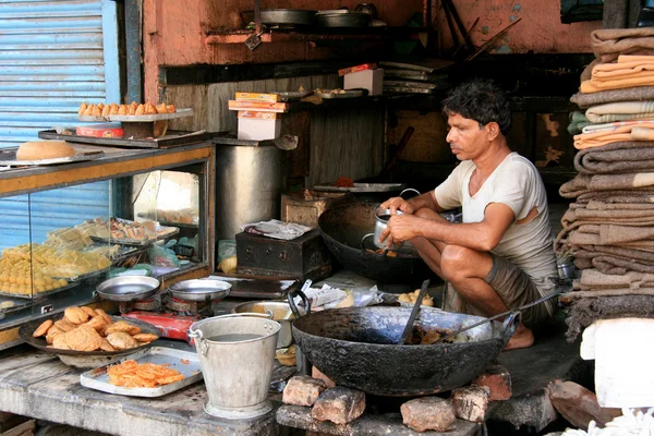 Chef em restaurante barato - Agra, Índia — Fotografia de Stock
