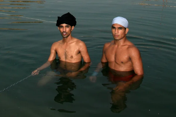 在金寺圣水沐浴的锡克教人 — 图库照片