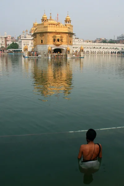 黄金寺院で神聖な水で入浴シーク教男 — ストック写真