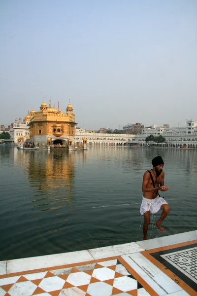 黄金寺院で神聖な水で入浴シーク教男 — ストック写真