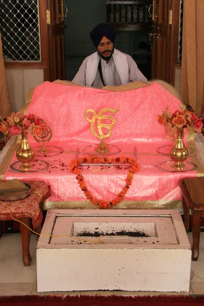 Сикхів людина молиться на Золотий Храм — стокове фото