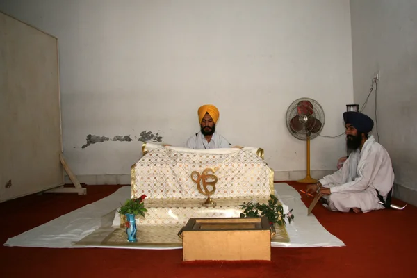 Hombre Sikh orando en el Templo Dorado —  Fotos de Stock