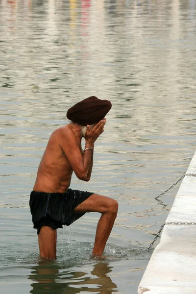 Hombre Sikh bañándose en agua bendita en el Templo Dorado —  Fotos de Stock