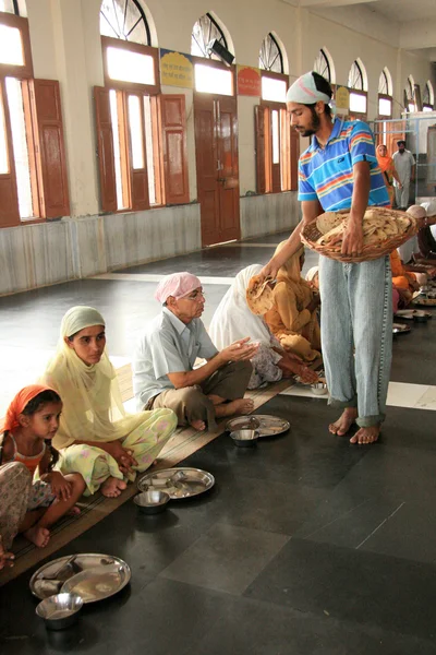 印地安人吃金寺在地板上 — 图库照片