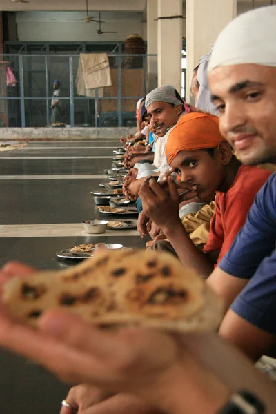 Індіанці їдять на поверсі в Золотий Храм — стокове фото